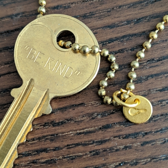 Ellen degeneres be kind key necklace - Picture 2 of 3